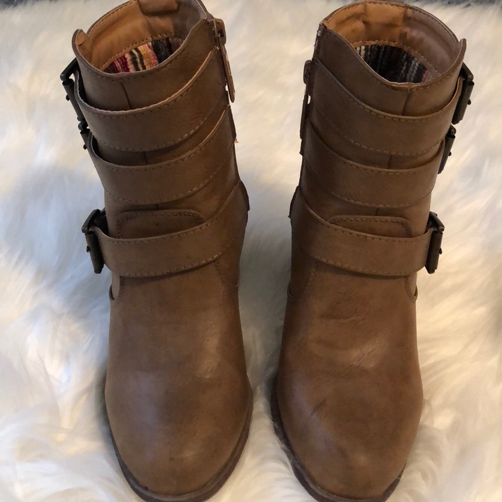 Elegant footwear ‘Finn’ bootie. Size 6